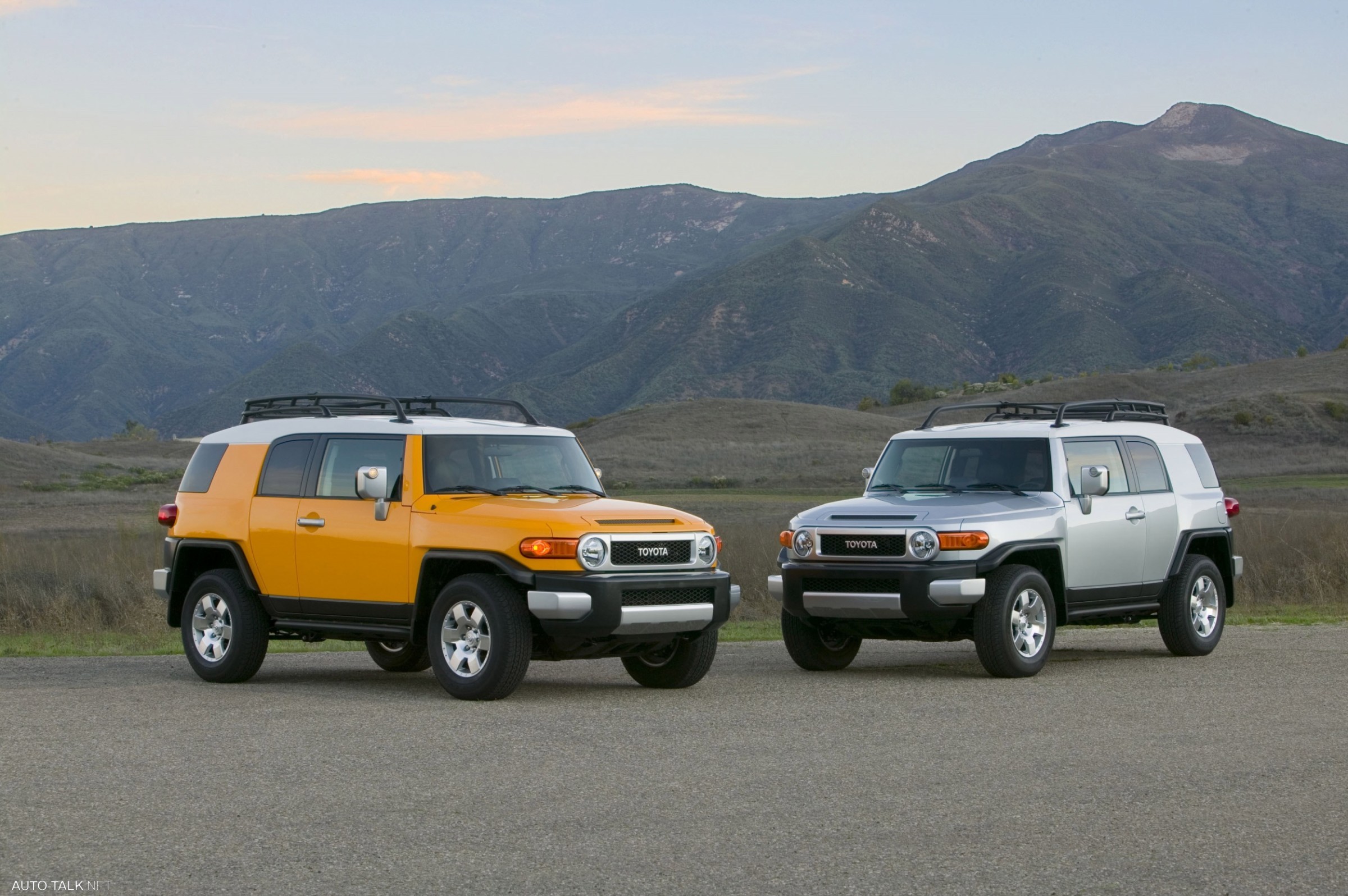 Cruiser 4. Toyota FJ Cruiser 2007. Toyota FJ Cruiser 2006. Toyota FJ Cruiser Модельный ряд. FJ Cruiser и ленд Крузер.