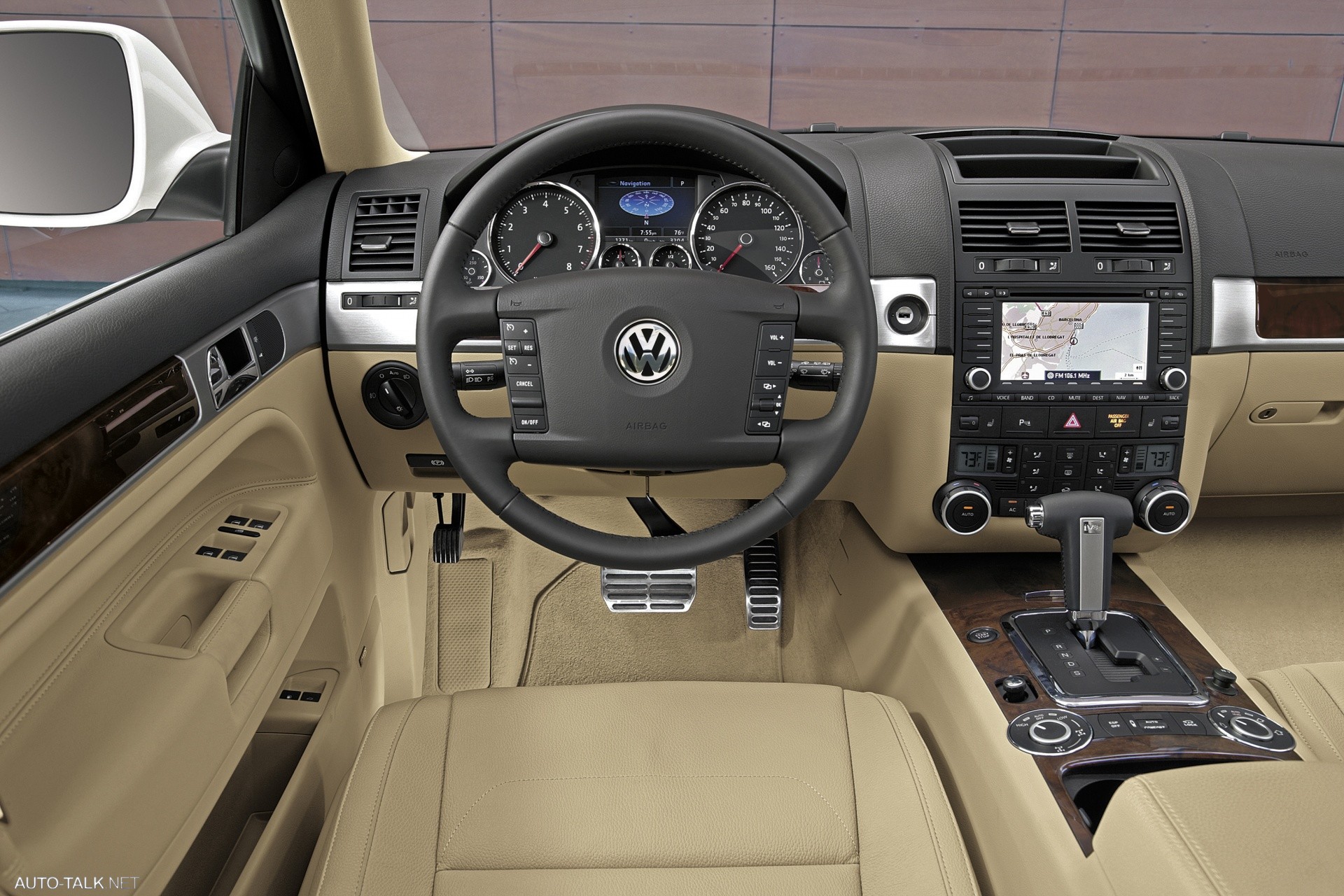 Фольксваген салон фото. VW Touareg 2008. Volkswagen Touareg 2008 салон. Volkswagen Touareg 2007 салон. Volkswagen Touareg 2 салон.