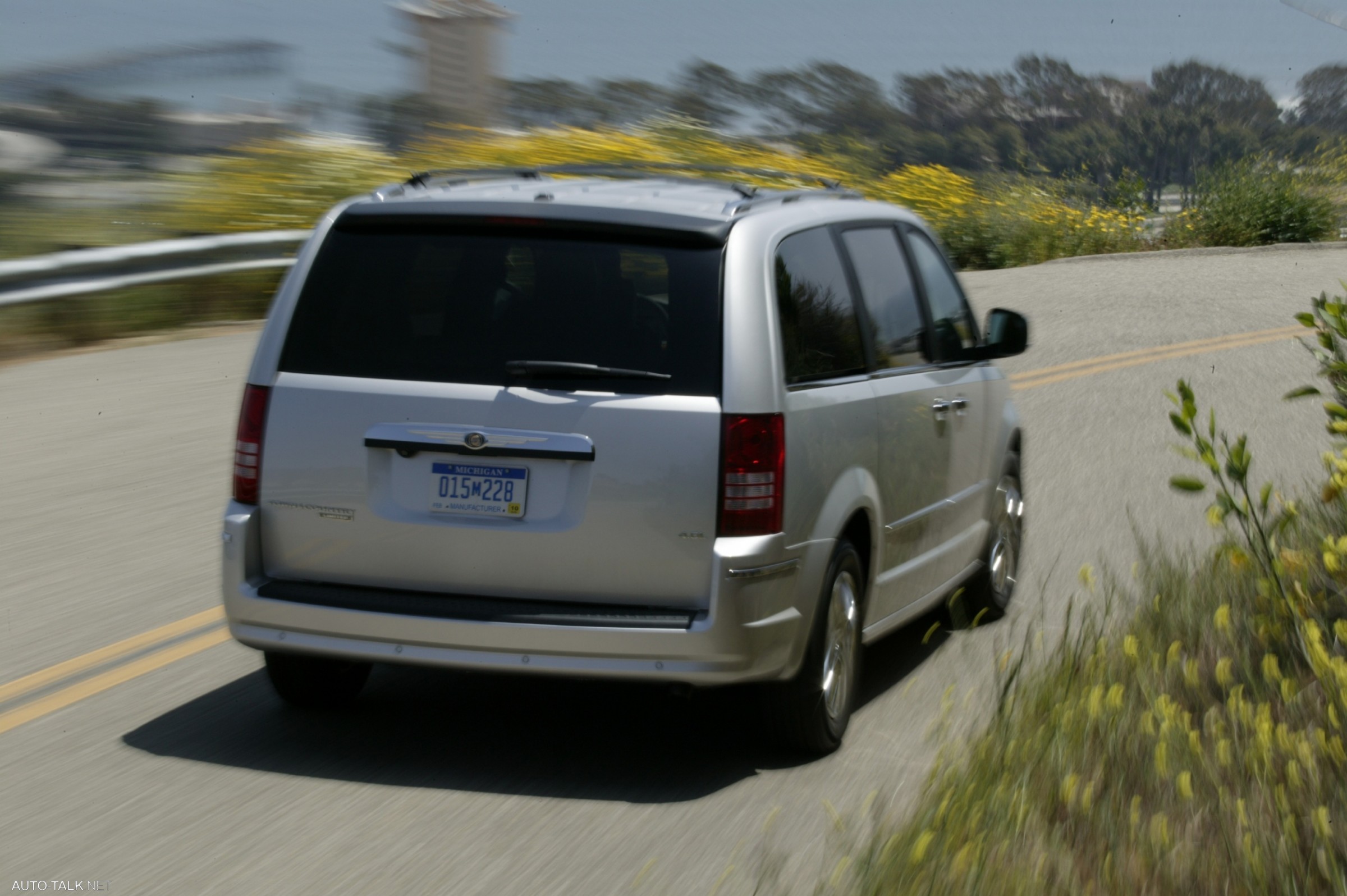 Town country. Chrysler Town Country 2008. Крайслер Таун Кантри 2008. Chrysler Town Country 2008 4.0. Крайслер Таун Кантри белый 2008.