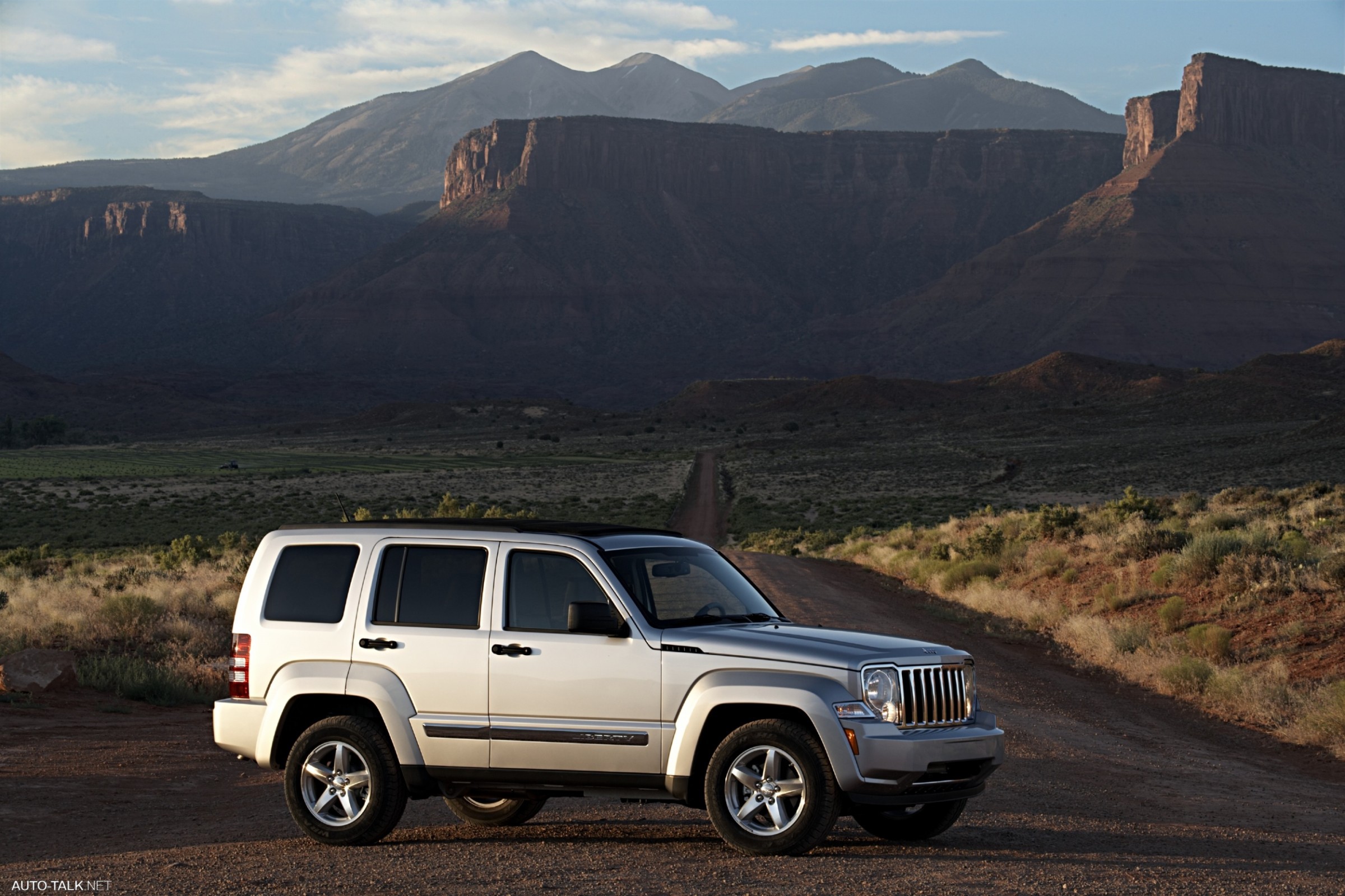 Jeep liberty 2007. Джип Либерти 2007. Джип Либерти 2008. Jeep Liberty 2007 на горе вдали заката.