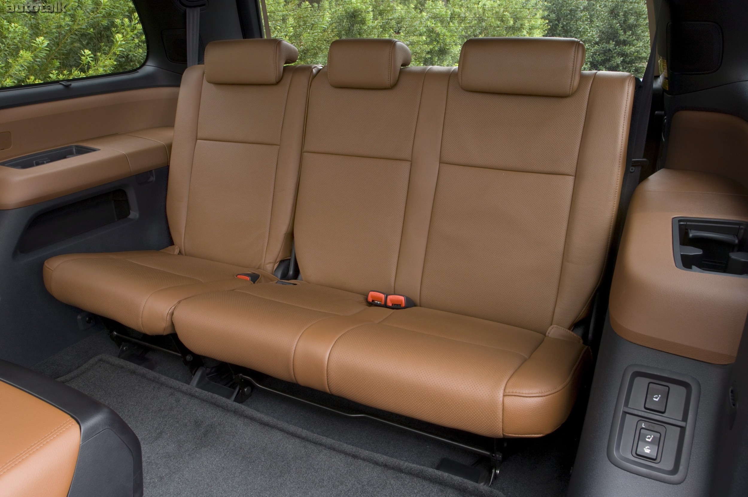 Ряд сидений. Interior Toyota Sequoia 2010. Тойота Секвойя 3 ряд. Задний ряд Toyota Sequoia. Тойота Секвойя задний ряд.