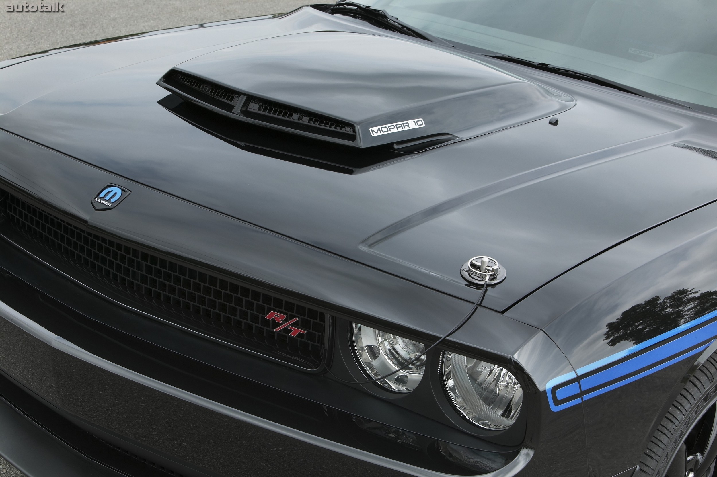 Воздухозаборник. Dodge Challenger Mopar 2010.. Додж Челленджер с воздухозаборником. Капот Додж Челленджер. Замки капота Додж Челленджер.