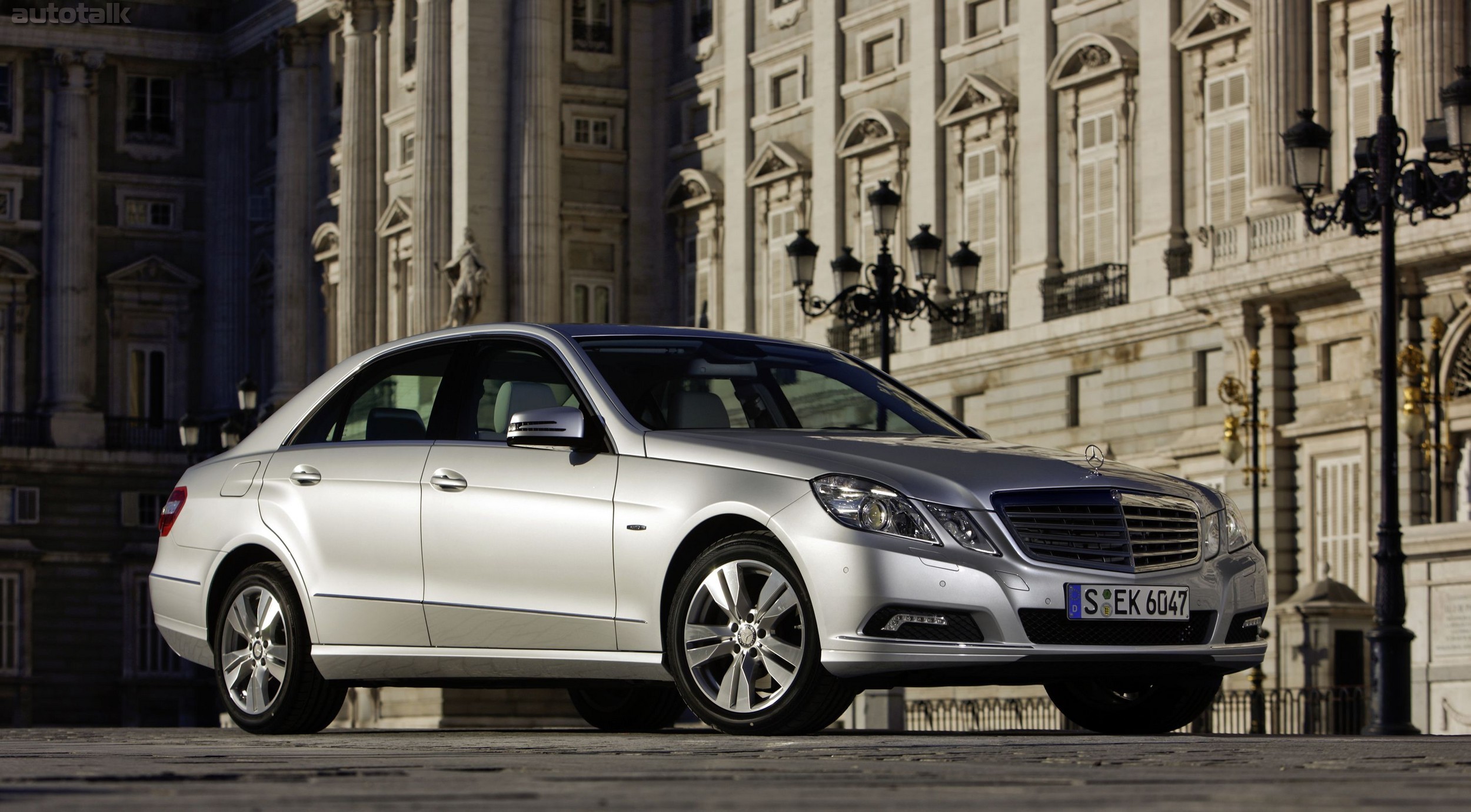 Машина 2012 года выпуска. Mercedes e350 BLUETEC. Премиум седаны немцы. Мерседес Бенц боксер. Мерседес на автомате модели.