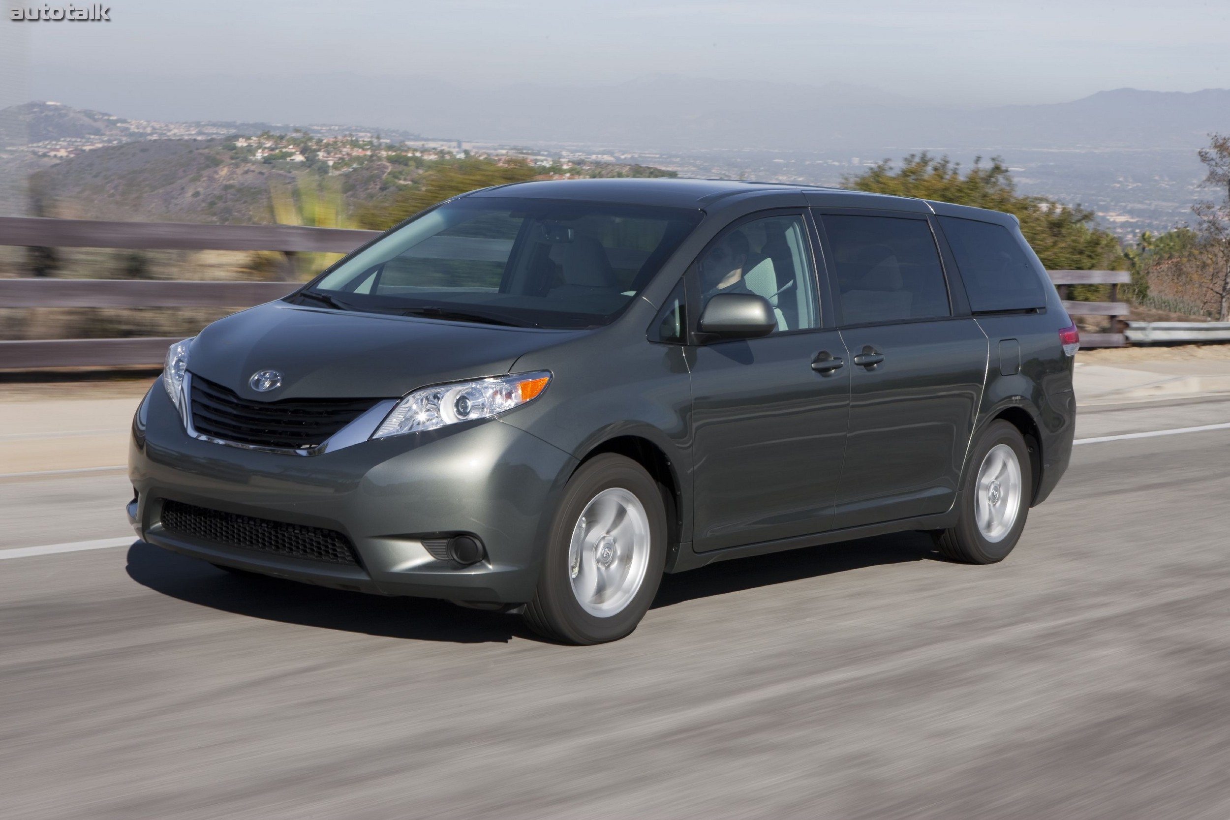 Тойота рядом. Toyota Sienna 4. Toyota Sienna Swagger Wagon. Sienna 2011. Toyota Sienna Swagger Wagon 2006.