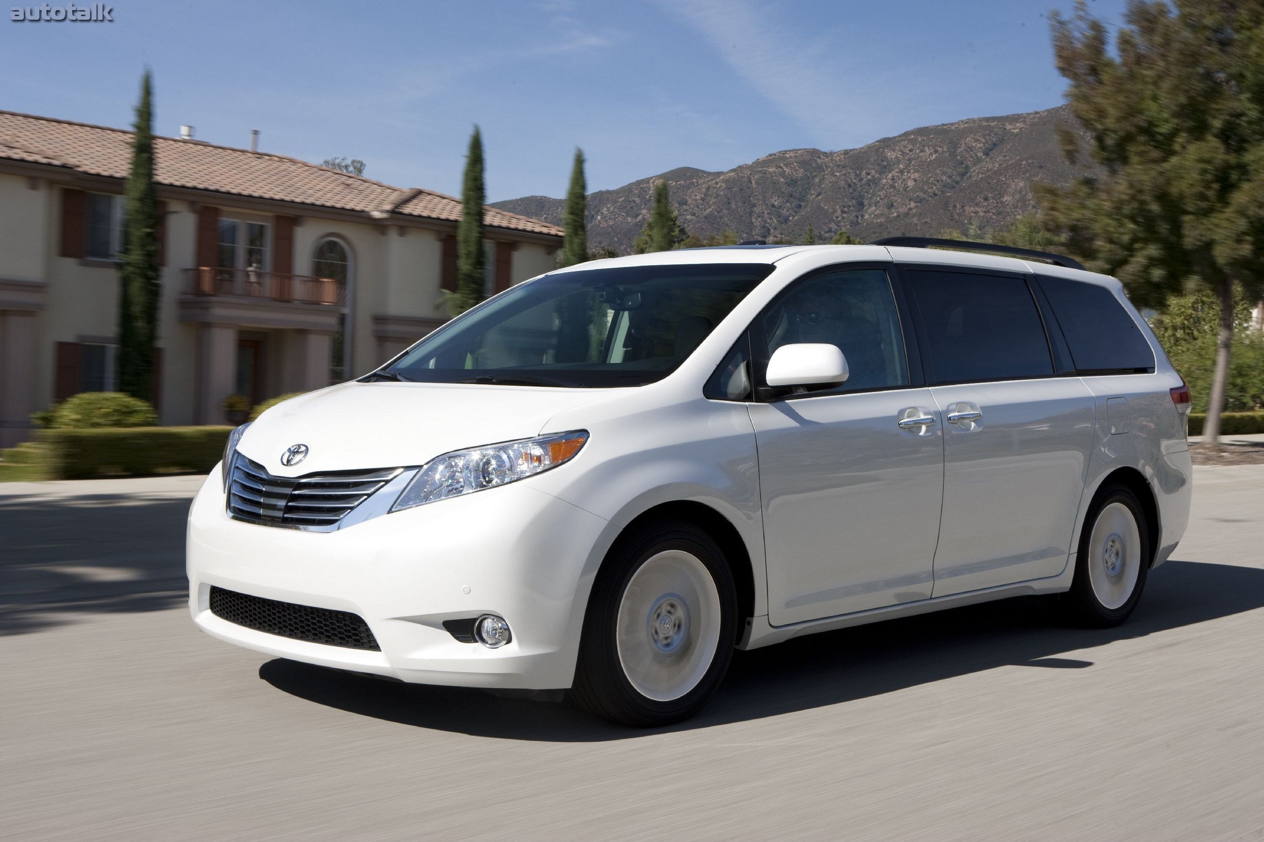 Какой минивэн выбрать. Toyota Sienna 2010. Toyota Sienna 2011. Toyota Sienna 2022. Toyota минивэн Sienna.