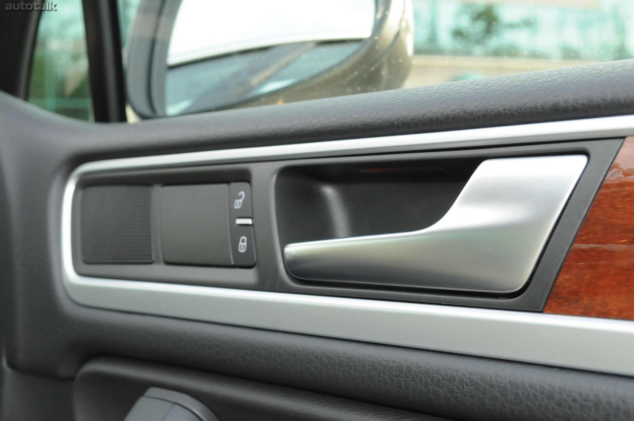 2011 Volkswagen Touareg Review