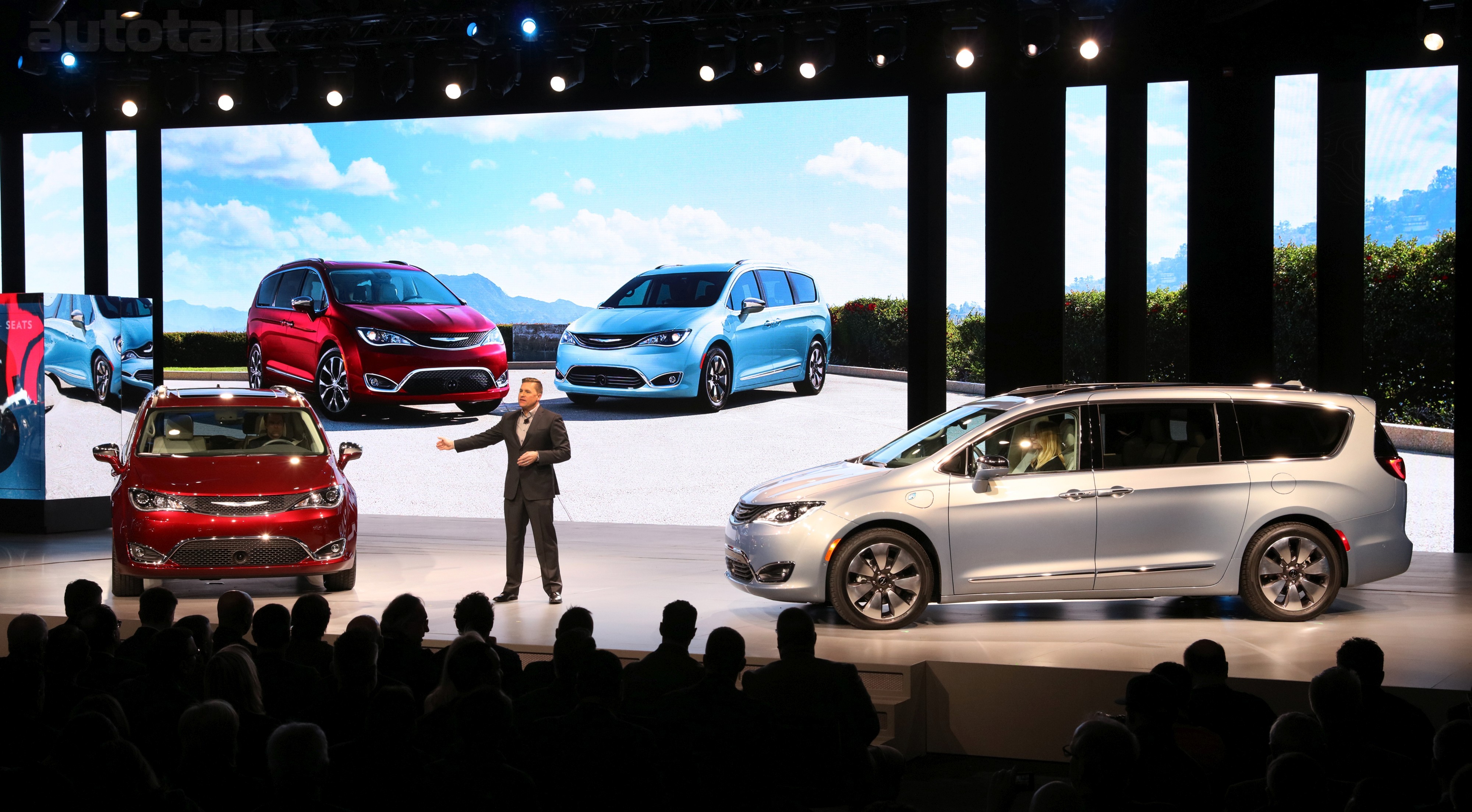 2017 Chrysler Pacifica at the 2016 Detroit Auto Show NAIAS