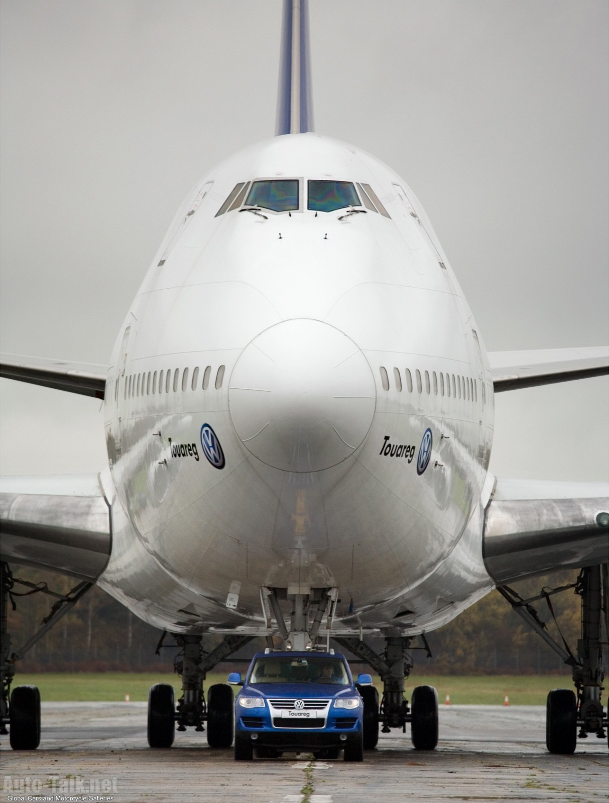 Volkswagen Touareg V10 TDI tows a Boeing 747