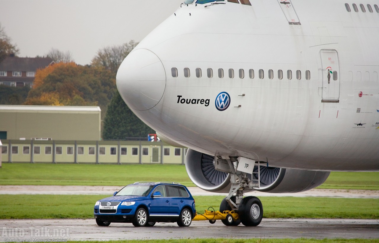 Volkswagen Touareg V10 TDI tows a Boeing 747